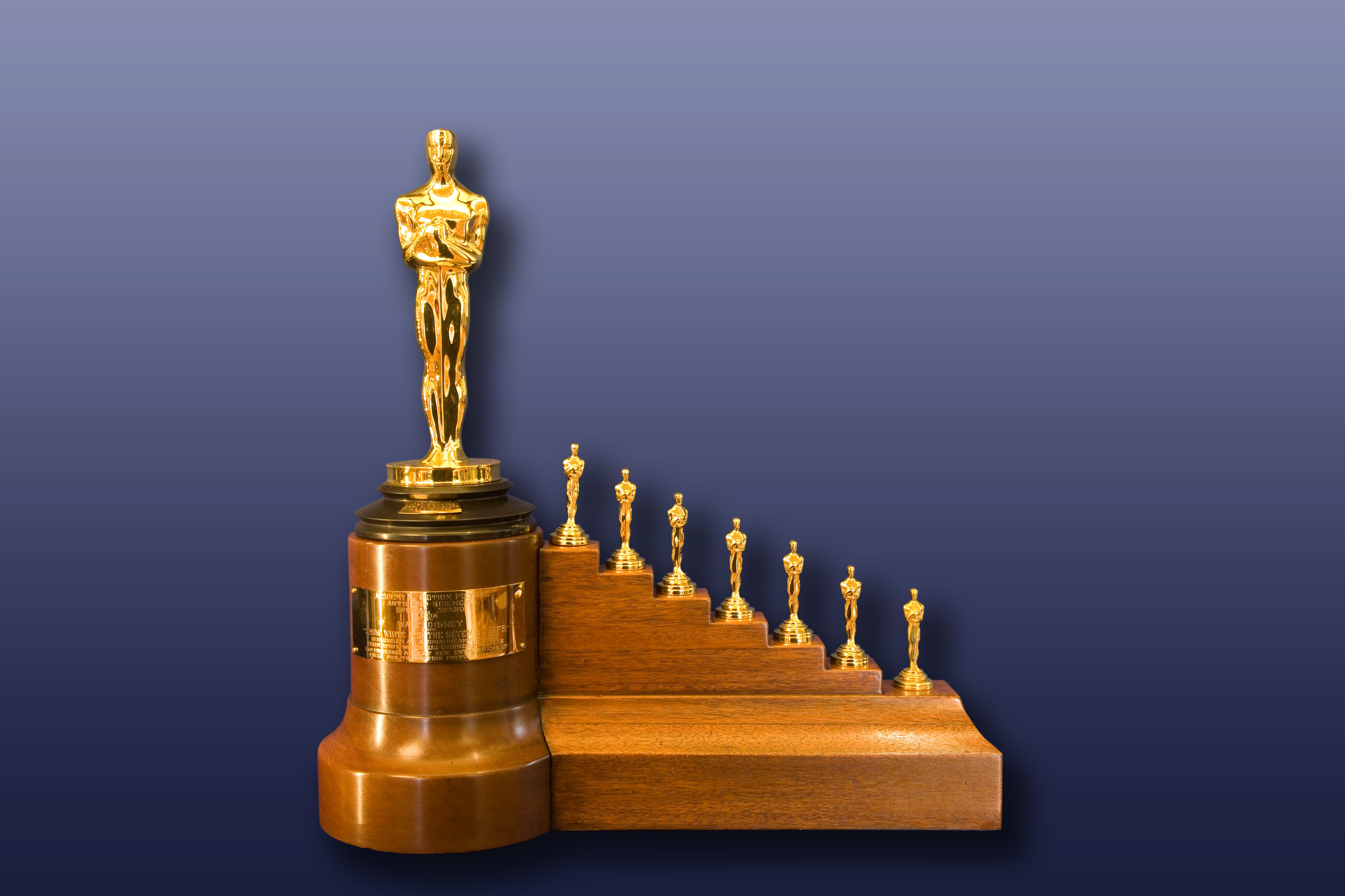 Óscar (y siete Oscaritos) concedidos a Walt Disney por Blancanieves y los Siete Enanitos)