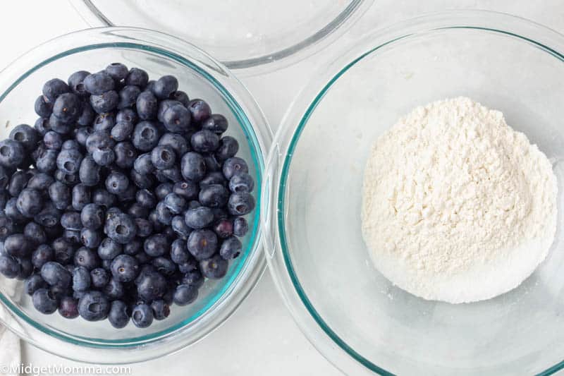Blueberry pie filling ingredients in 2 bowls