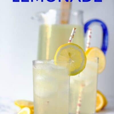 This homemade lemonade recipe is perfect for summer. This amazing summer drink is made with fresh lemons and has the perfect combo of sweet and sour. You will never buy powered lemonade again after trying this amazing homemade lemonade recipe! #Summer #Drinks #homemade #Lemonade #LemonadeRecipe #FreshLemonade