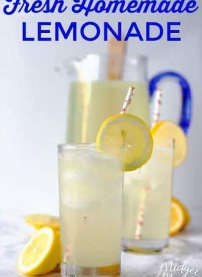 This homemade lemonade recipe is perfect for summer. This amazing summer drink is made with fresh lemons and has the perfect combo of sweet and sour. You will never buy powered lemonade again after trying this amazing homemade lemonade recipe! #Summer #Drinks #homemade #Lemonade #LemonadeRecipe #FreshLemonade