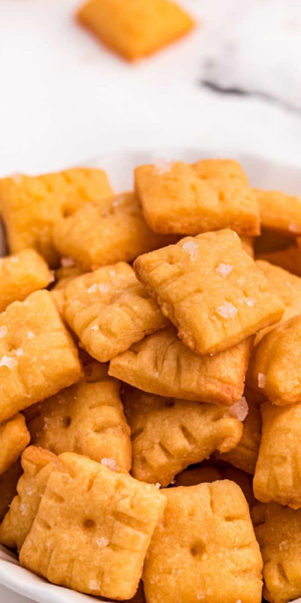 Homemade Cheez-Its Crackers Recipe (Cheddar Cheese Crackers)