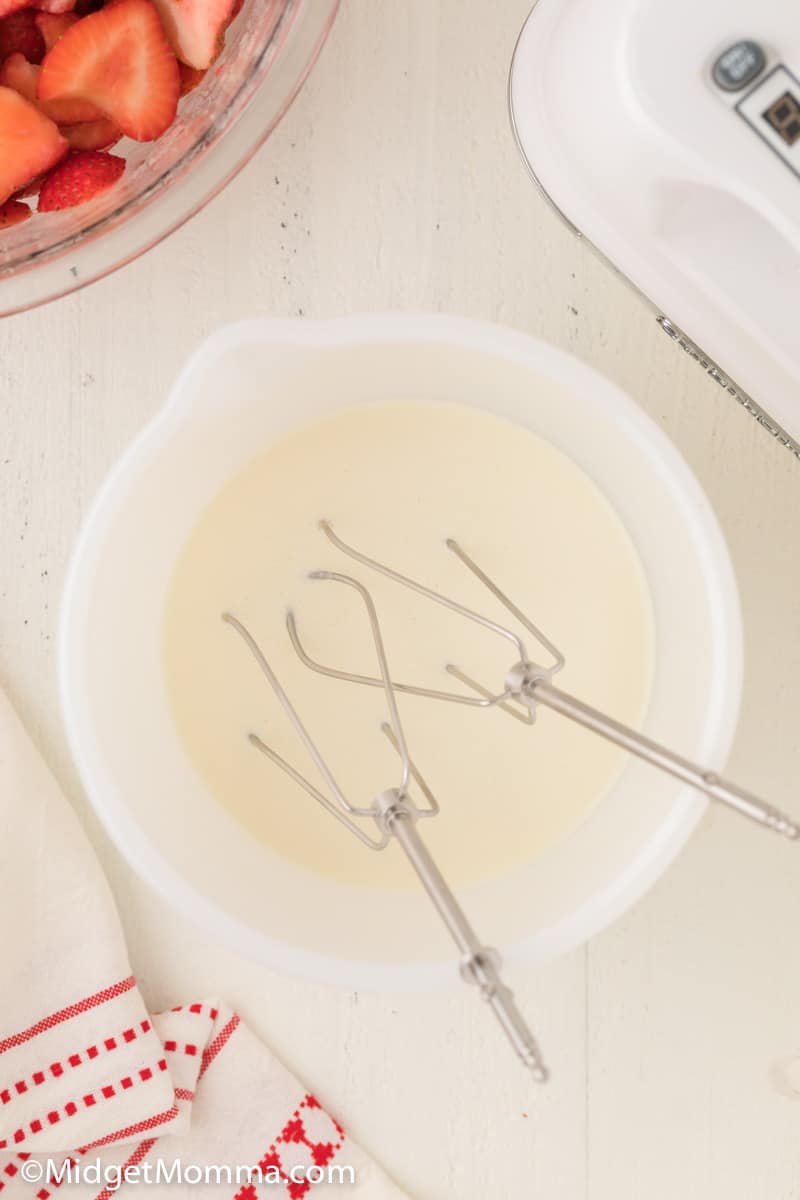 Homemade Whipped Cream • MidgetMomma