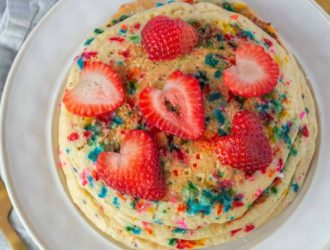 These funfetti pancakes are the perfect birthday pancakes recipe! Every kid will love waking up to these homemade birthday pancakes! #Pancakes #PancakeRecipe #HomemadePancake #FunFetti #Birthday #BirthdayCake #CakeBatter #CakePancake