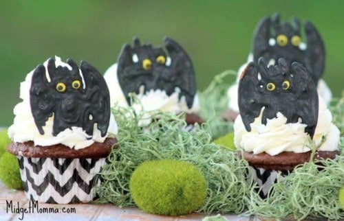 Easy Toothless Cupcake, How to Train Your Dragon Toothless Cupcake that is easy to follow. This Toothless Cupcake Tutorial is perfect for any tootless fan!