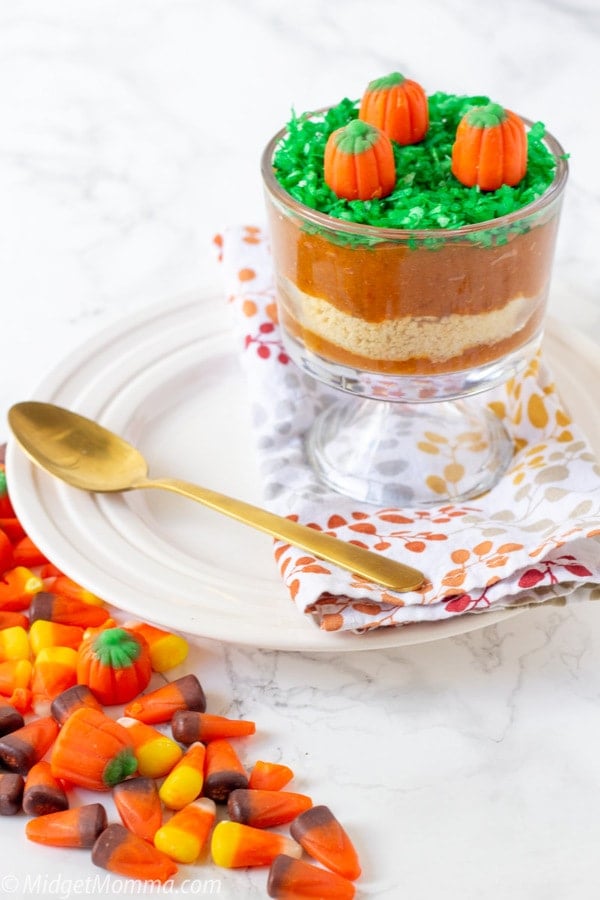Pudding Dirt cups for halloween with butterscotch pudding, vanilla oreos and candy pumpkins