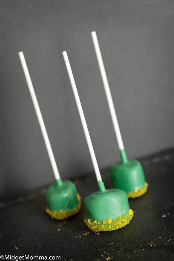 Green food for St Patricks Day - Easy Marshmallow pops - marshmallows dipped in green chocolate with gold sanding sugar