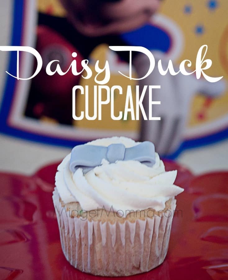 Up next in the mickey mouse club house cupcakes I made for the ‪#‎DisneyKids‬ Preschool Playdates is Daisy Duck. Daisy has this simple beauty