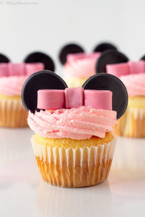 Minnie Mouse Cupcakes. Step by step directions on how to make the perfect minnie mouse bow for your Minnie Mouse Cupcakes