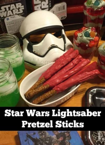 Star Wars Lightsaber Pretzel Sticks are a MUST for a Star Wars Party snack. Star Wars Lightsaber Pretzel Sticks are easy to make and fun too! Star Wars Party food, Star Wars cupcakes, Star wars snacks, star wars themed cupcake, star wars themed food.