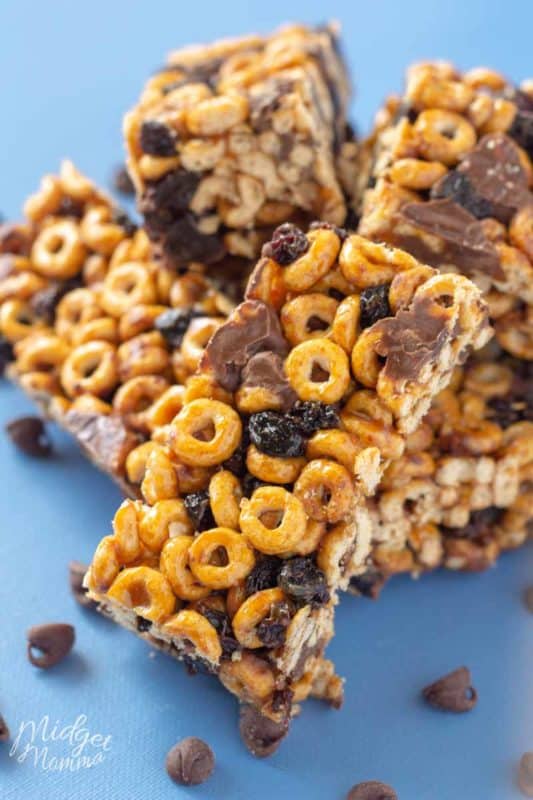 Chocolate Chip Cheerio Cereal Bars • MidgetMomma