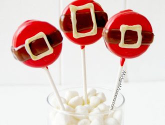 Christmas Oreo Pops decorated to look like Santa's belly. Oreo cookies dipped in chocolate decorated for Christmas to make these super cute Christmas Oreo Pops.