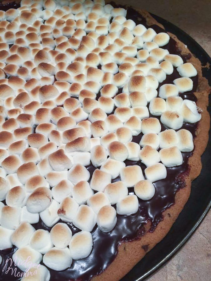 S'Mores Cookie Pizza • MidgetMomma
