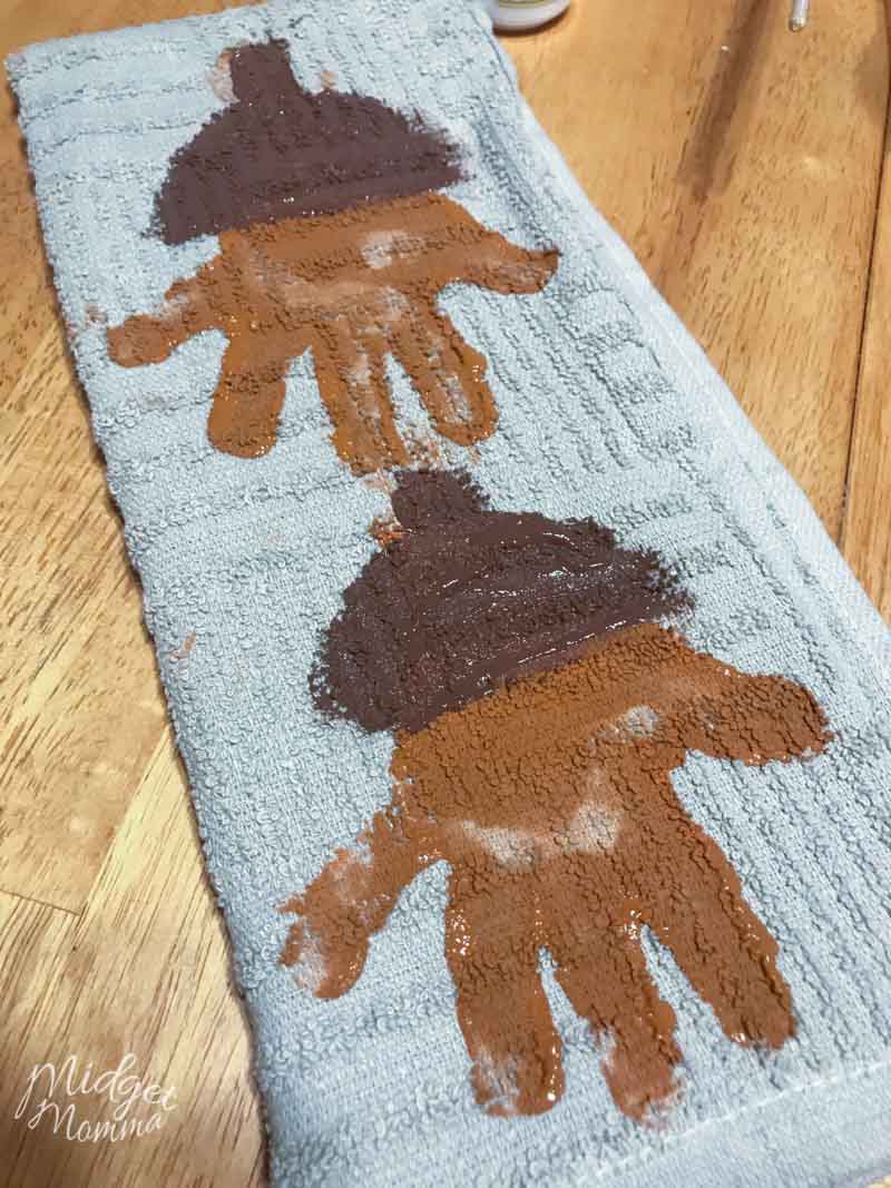 This Acorn Handprint Towel craft is perfect for all kids. Using kids hands, paint, and a kitchen towel you can make these awesome and adorable keepsake hand towels. #HandprintCrafts FallCraft #AcornCraft #KidsCraft