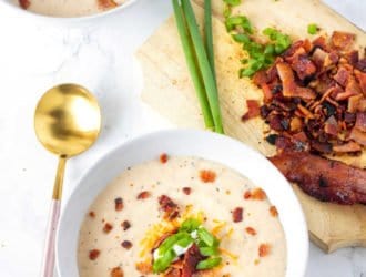 This crockpot Bacon Cheddar Cauliflower Soup is an amazing cauliflower soup, made in the crockpot. Simple and fresh ingredients make this Bacon Cheddar Cauliflower Soup one of my favorites!