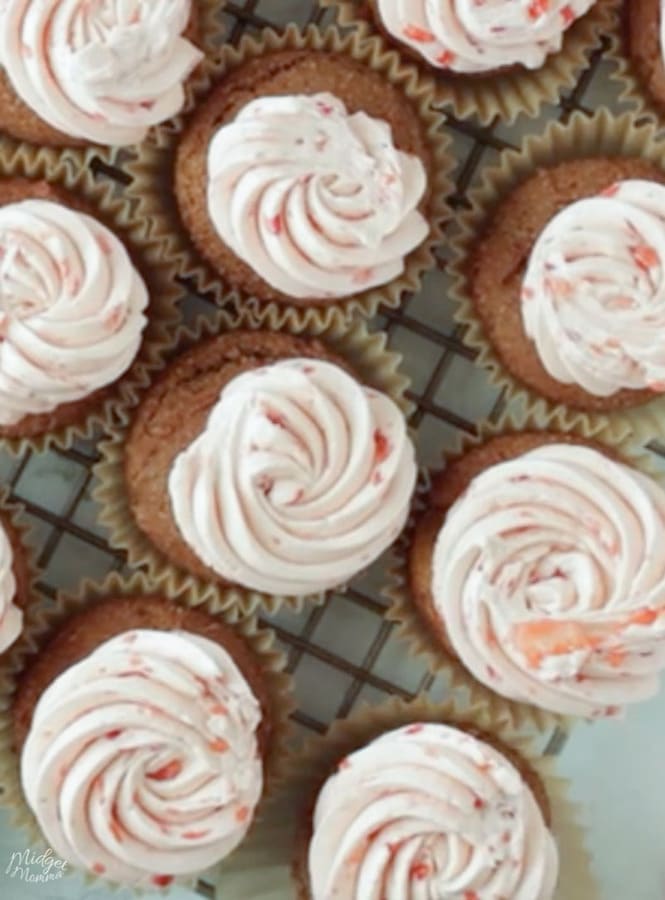 low carb chocolate cupcakes with sugar free strawberry buttercream frosting