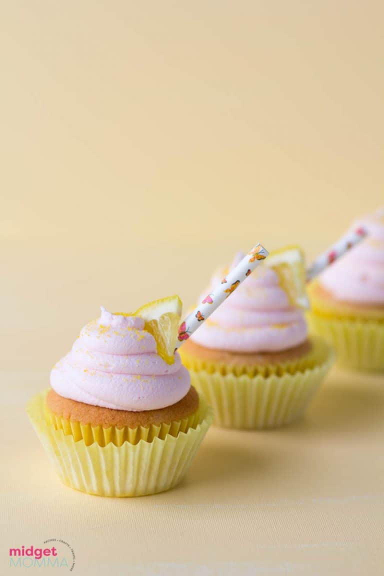 strawberry-lemonade-cupcakes-with-pink-lemonade-buttercream