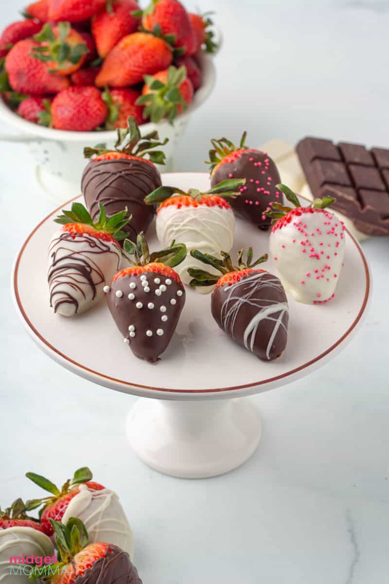 Easy Chocolate Covered Strawberries • MidgetMomma