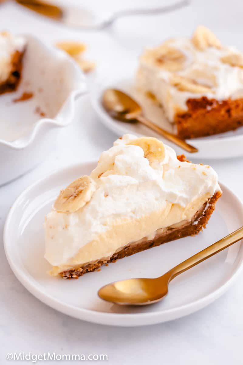 banana cream pie recipe with graham cracker crust in a pie pan