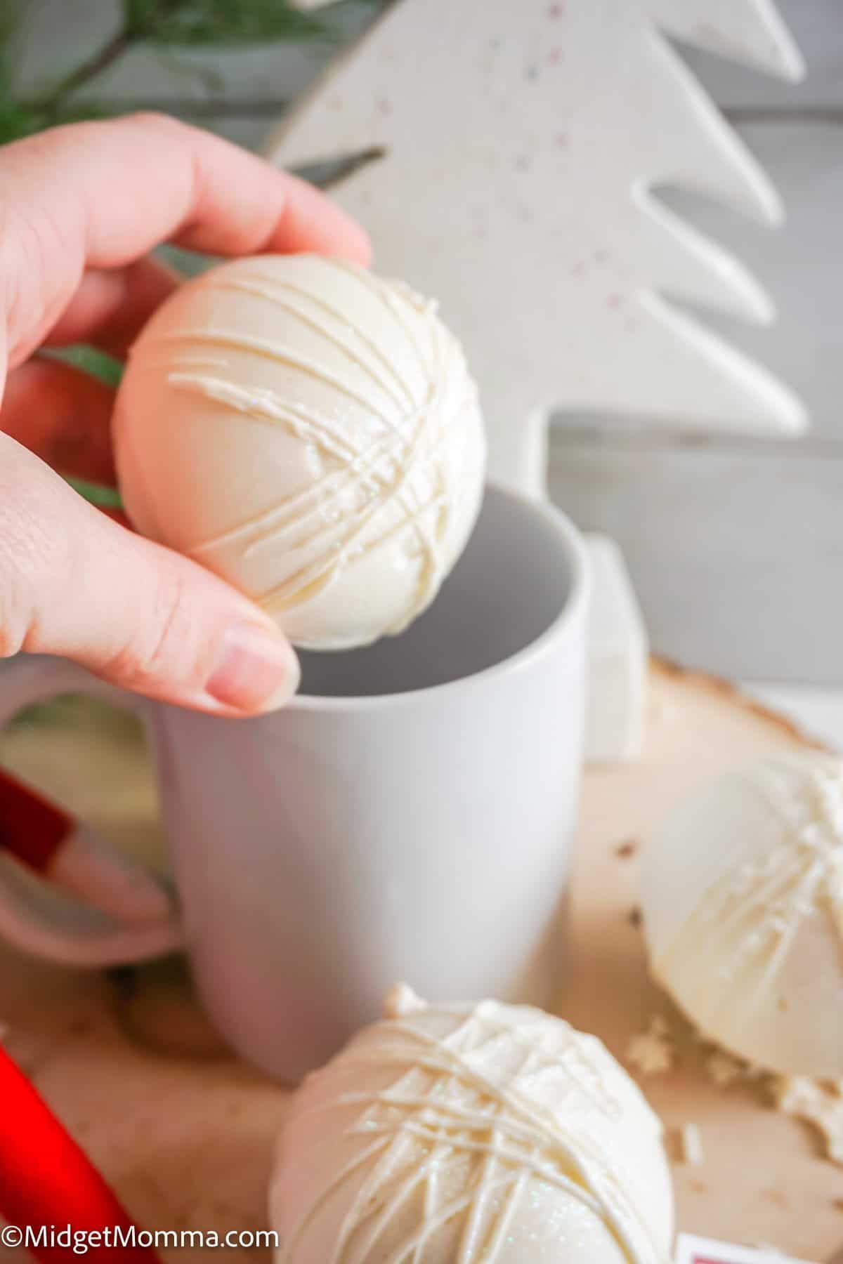 Snowball Hot Cocoa Bombs + Printable Instruction Card & Tag!