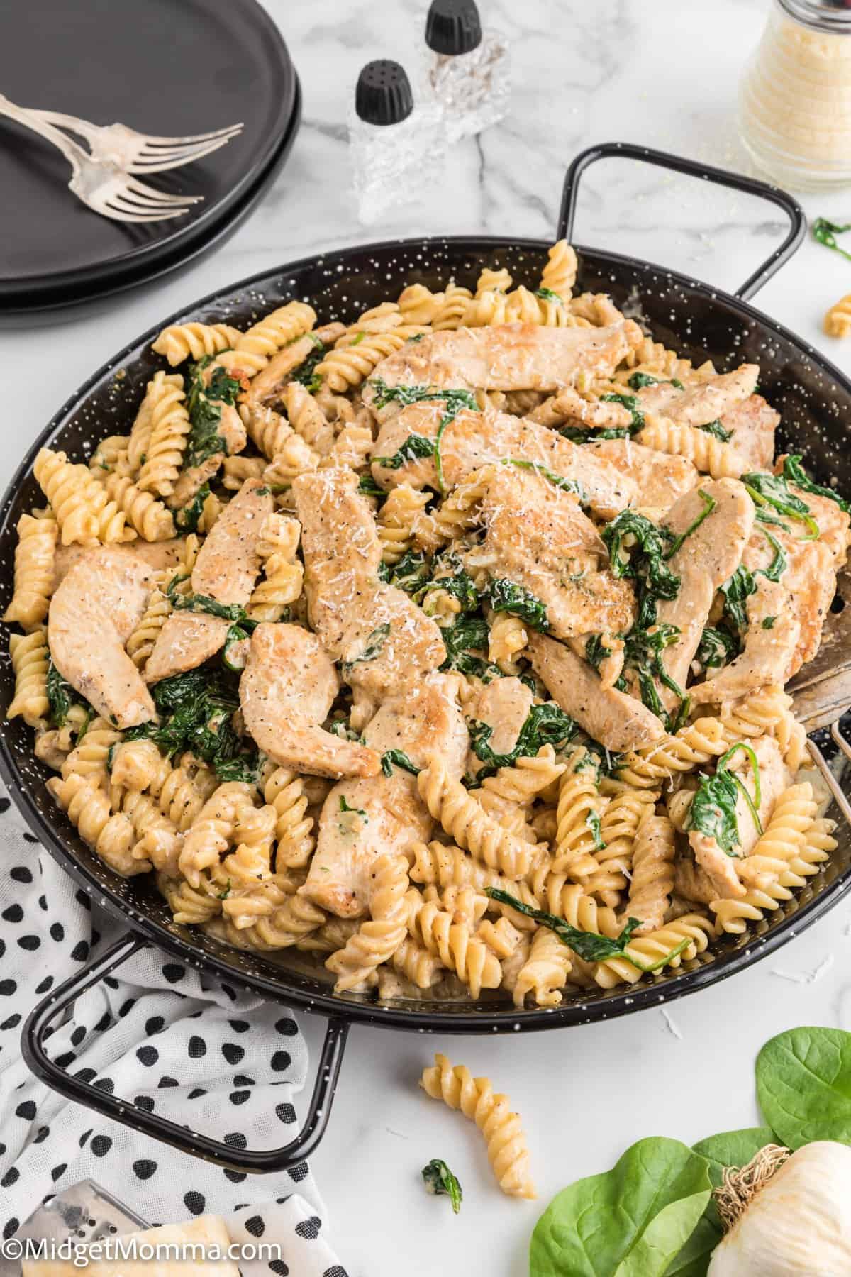 Creamy Garlic chicken pasta with spinach