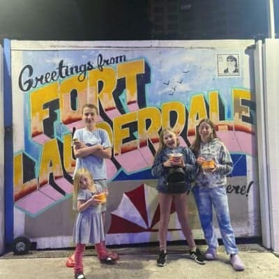 Things to do in Fort Lauderdale Florida - greetings from fortlauderdale sign with kids standing in front of it